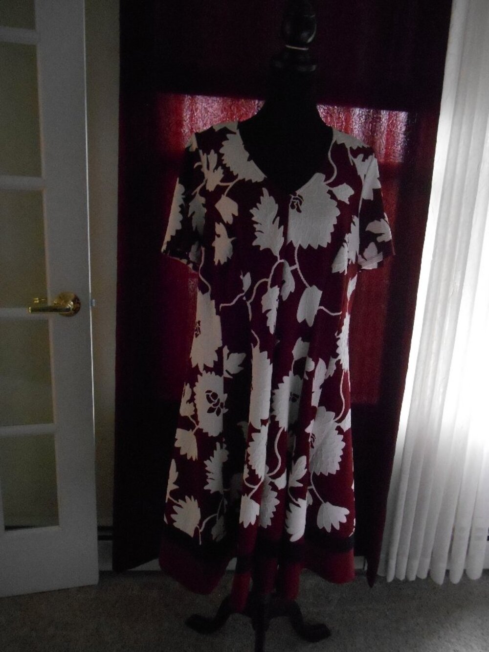 SIGNATURE BY BOBBIE BEE BURGUNDY/WHITE CREPE FLORAL DRESS SHORT SLEEVES PLUS 1X
